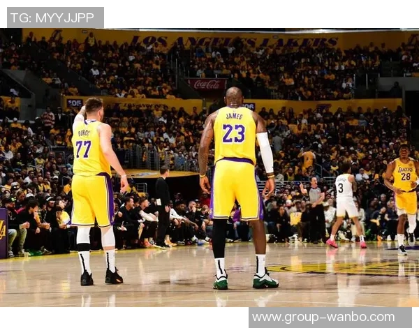 詹姆斯称赞东契奇为顶级四分卫自认外接手角色轻松自如 詹姆斯称赞东契奇为顶级四分卫自认外接手角色轻松自如